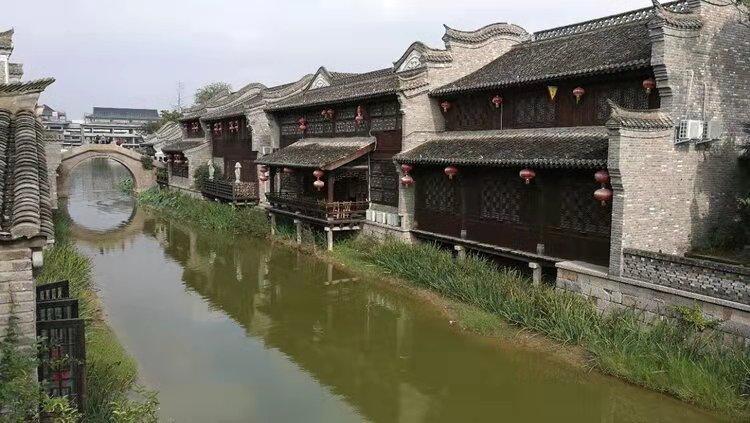 时尚短款皮衣搭军绿色哈伦裤，轻松穿出酷飒感和帅气感，符合你的审美吗？游戏画面